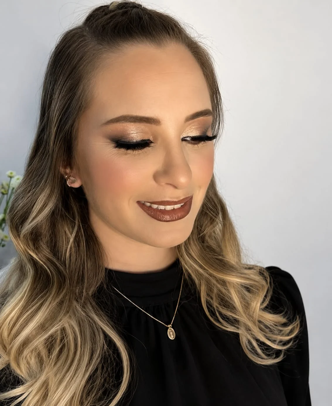 Maquiagem elegante em tons neutros