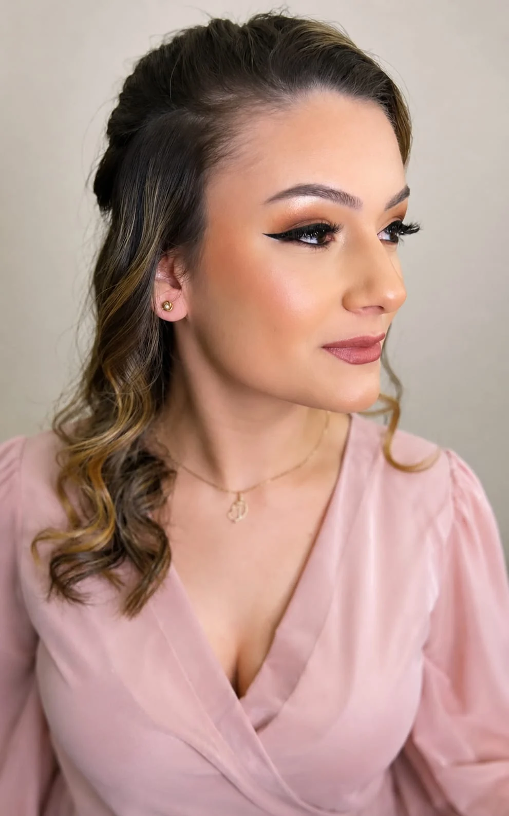 Maquiagem para noiva com acabamento iluminado, delineado e cabelo modelado